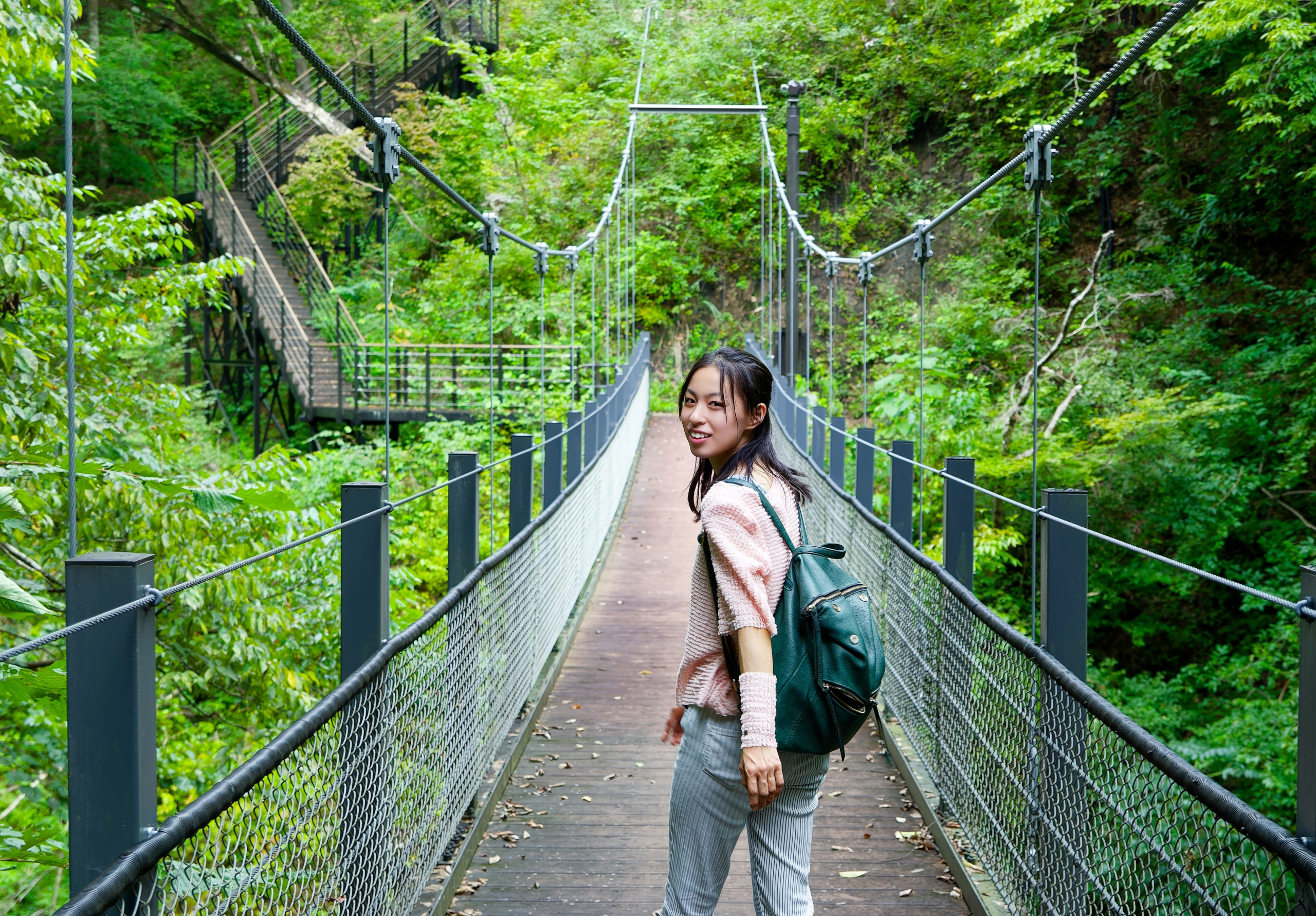 東吾妻町長賞【緑の架け橋、旅の微笑み】（東吾妻町：紅葉台橋）
