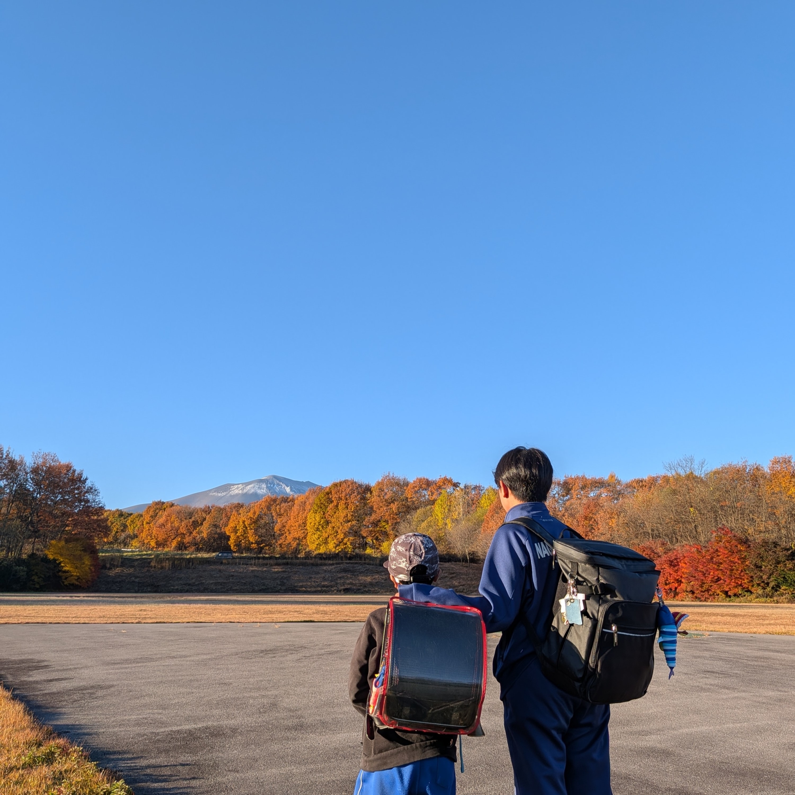 北軽井沢観光協会長賞【浅間山の初雪と紅葉と息子】（長野原町：ふれあい広場）